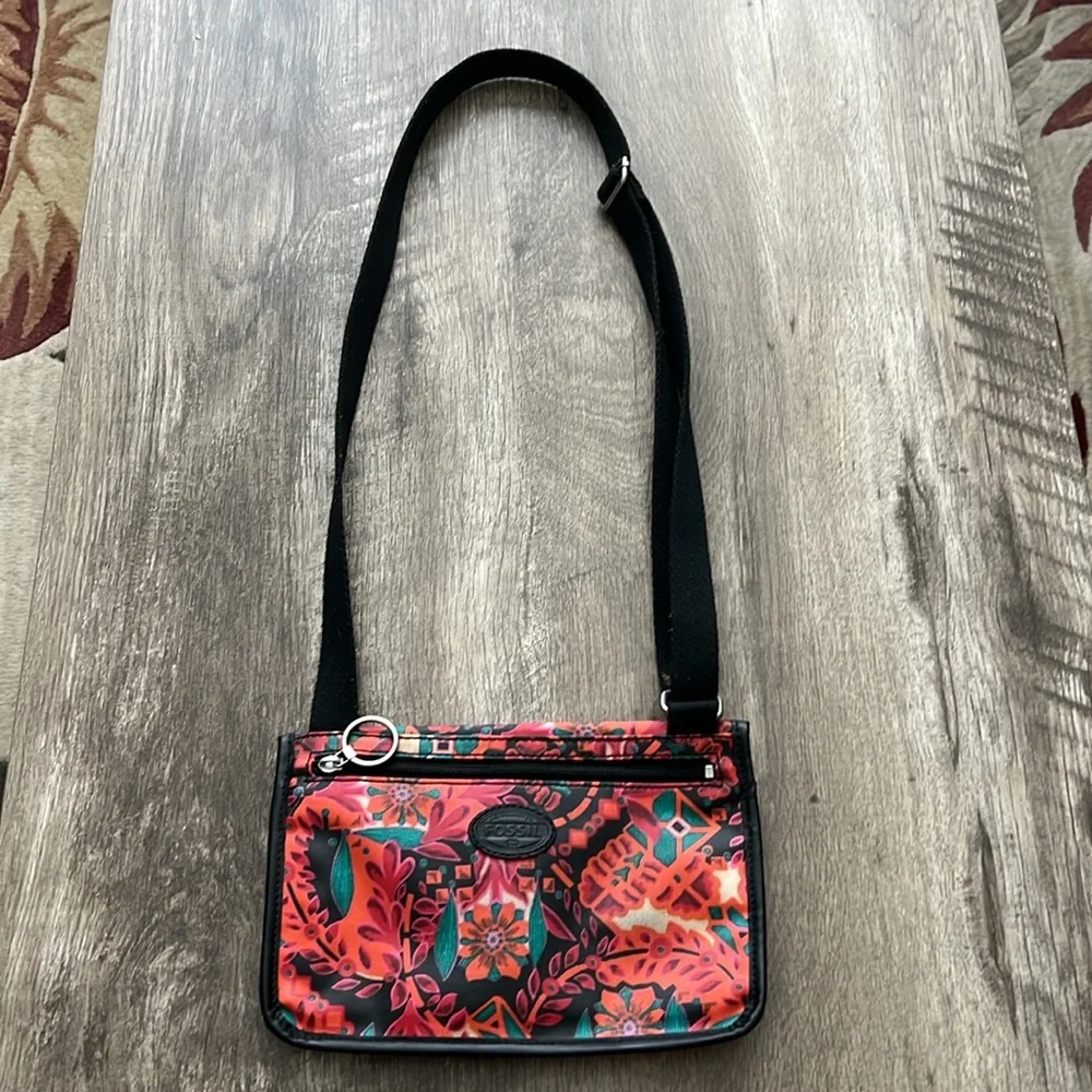 FOSSIL. Cute little crossbody. Perfect for fall. Gentle used condition. 10x6.